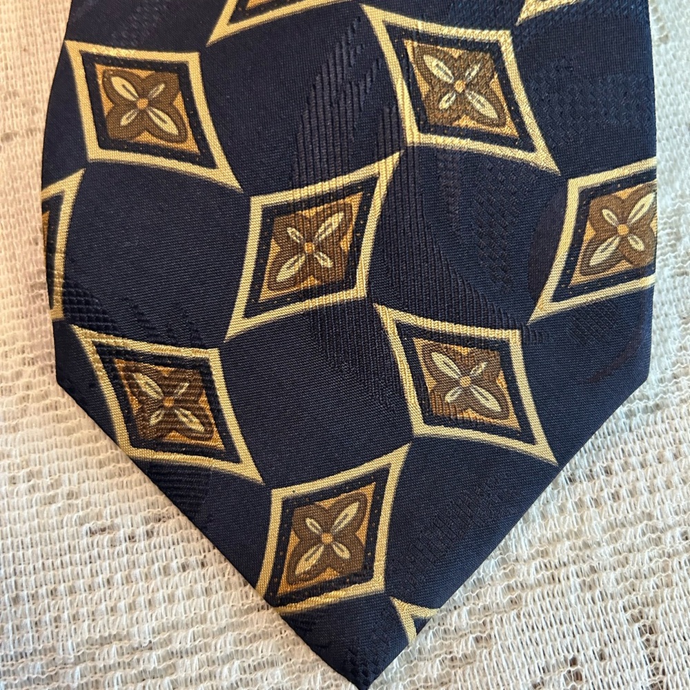 Elegant Geometric Patterned Tie